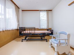 機能訓練室のベッドと便座  
