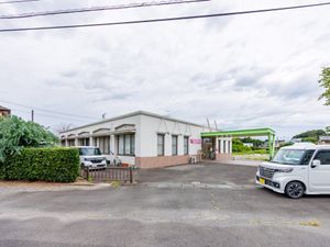 白い建物の外観  
