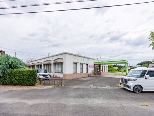白い建物の外観  