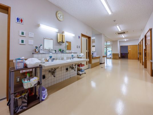 明るい廊下の洗面台  