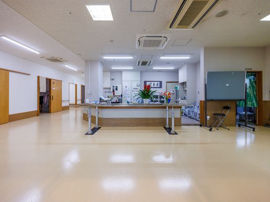 明るい受付のあるロビー  