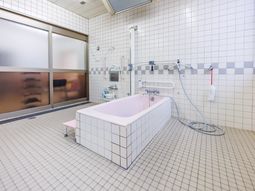 入浴設備の浴室  