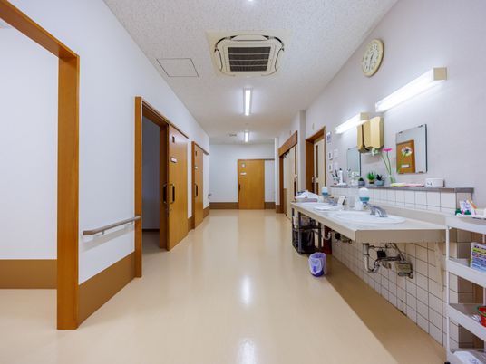 明るい洗面台のある廊下  