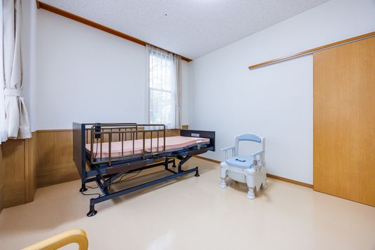介護用ベッドの居室  