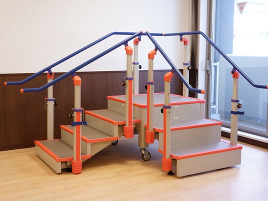 階段状の機能訓練器具