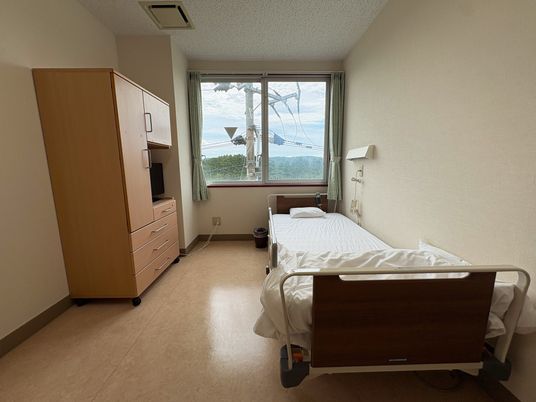 明るい居室のベッド  