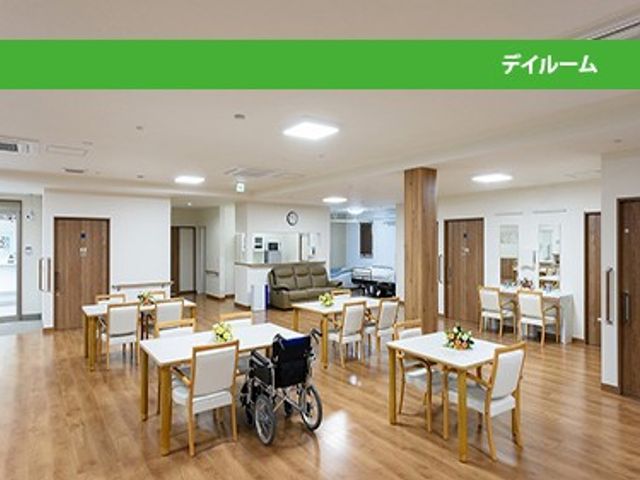 明るい食堂の共有空間 ダイニングルーム   広々とした明るい共有空間で、テーブルと椅子がゆったり配置されています。車椅子でも移動しやすそうで、働く場の見通しのよさが伝わります。