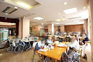 自然光あふれるダイニングルーム