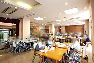 自然光あふれるダイニングルーム