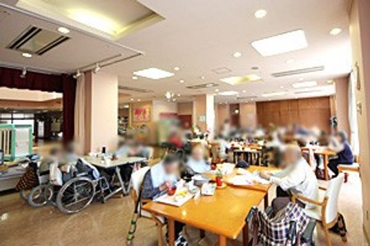 自然光あふれるダイニングルーム