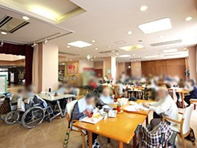 自然光あふれるダイニングルーム ダイニングルーム 明るい自然光が差し込む広々とした空間で、多くの方々がリラックスしながら食事を楽しんでいます。