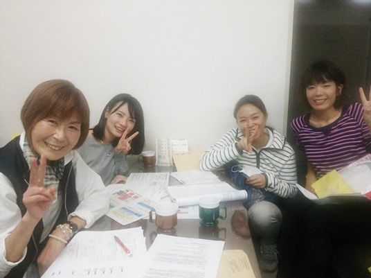 談笑するスタッフの集まる休憩室  