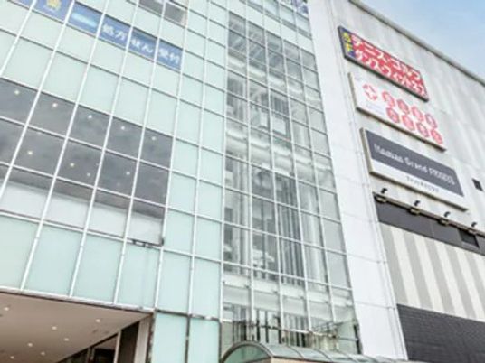 看板のある建物外観  