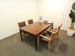 会議室のテーブルと椅子