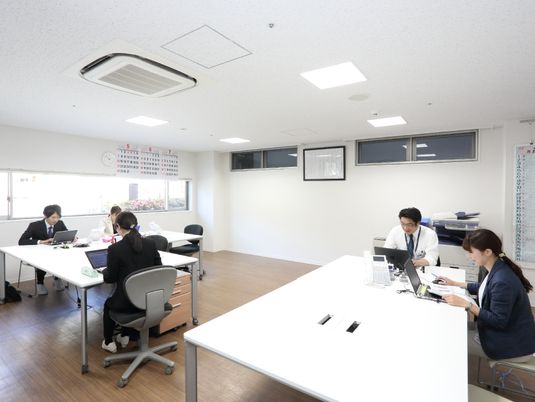 スタッフが仕事する事務室