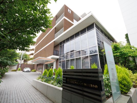 緑に囲まれた建物正面