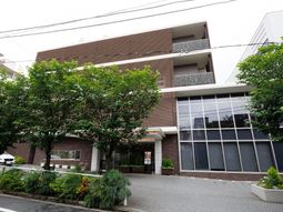 モダンな建物の外観