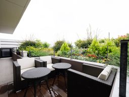 屋外の植物に囲まれたテラス