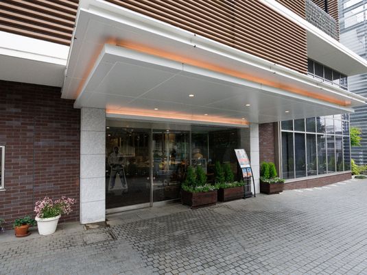 施設エントランス照明の下