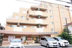 明るい外観の施設エントランス