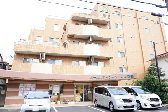 明るい外観の施設エントランス