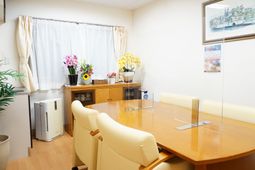 花が飾られた応接室