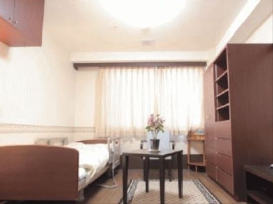 ホームステーションらいふ蒲田の居室。ご自宅より生活用品・家具を持ち込んでの居室環境をお作りいただけます。