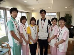 笑顔のスタッフ集合