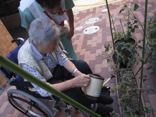 車椅子の方が水やり
