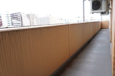 都市景色の見える廊下