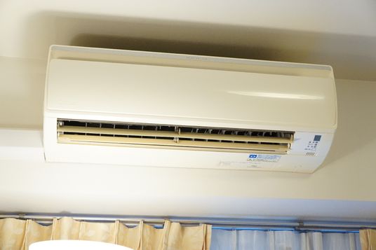 壁掛けエアコンのある室内