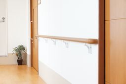 手すり付き明るい廊下