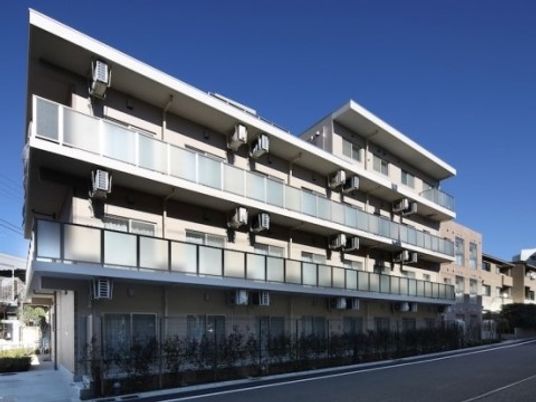 明るい外観の建物