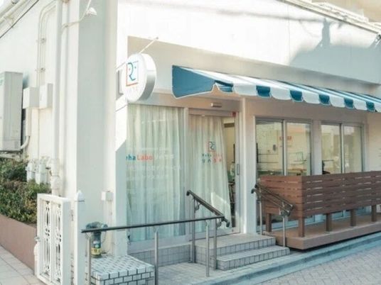 明るい建物の入口  