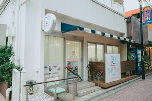 看板のある外観