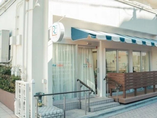 明るい外観の出入口 外観   青い日よけが目を引く明るい出入口です。段差を抑えた手すり付きの階段があり、出入りしやすそうです。