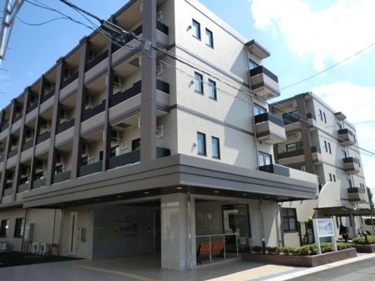 白と茶色の建物の外観