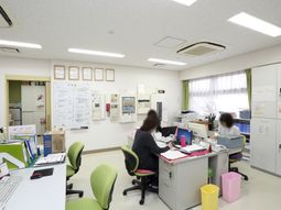 スタッフが勤務する事務室