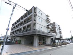 モダンな建物のエントランス