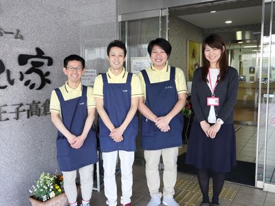 明るい笑顔のスタッフ集合