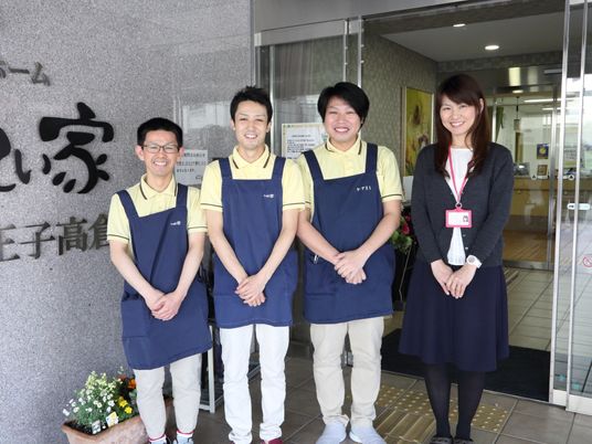 明るい笑顔のスタッフ集合