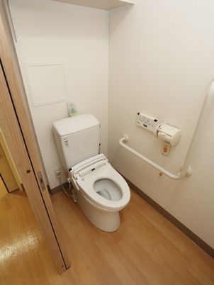 バリアフリー設計のトイレ