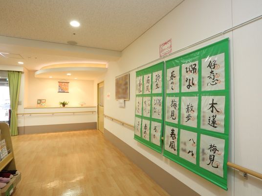 廊下の掲示物とインテリア
