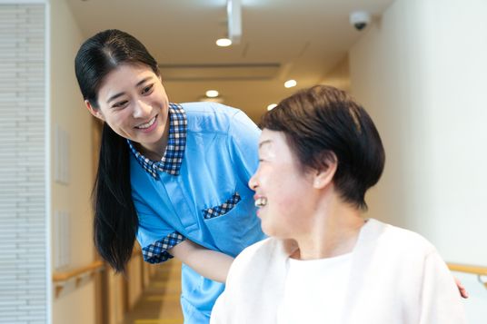 廊下で会話するスタッフと利用者  