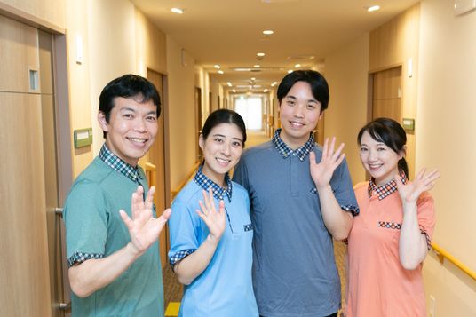 笑顔のスタッフが並ぶ廊下  