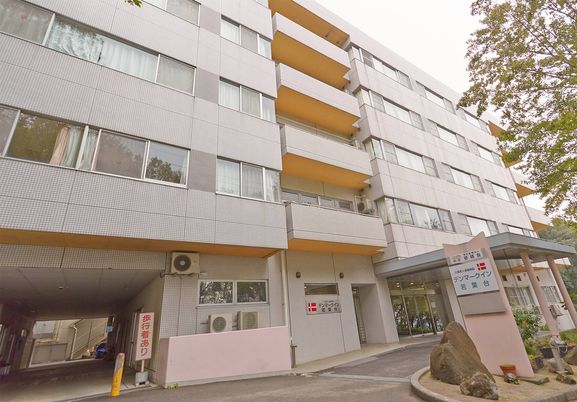 開放的な建物外観