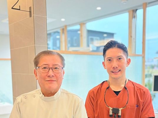 スタッフ2人の玄関前  