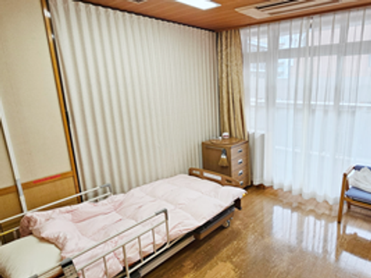 明るい居室のベッド  