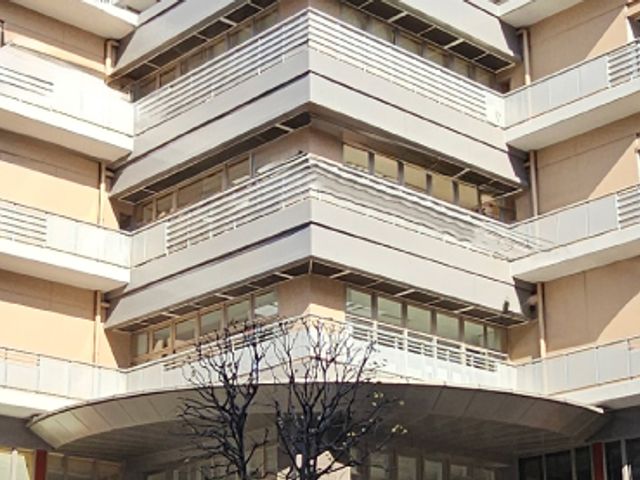 大きな建物の外観 外観 堂々とした建物は、介護の仕事を考える方にとって魅力的な環境が整っています。