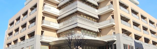 大きな建物の外観 外観 堂々とした建物は、介護の仕事を考える方にとって魅力的な環境が整っています。